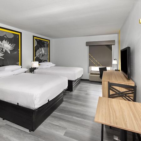 Super 8 By Wyndham Alexandria La Hotel Eksteriør billede