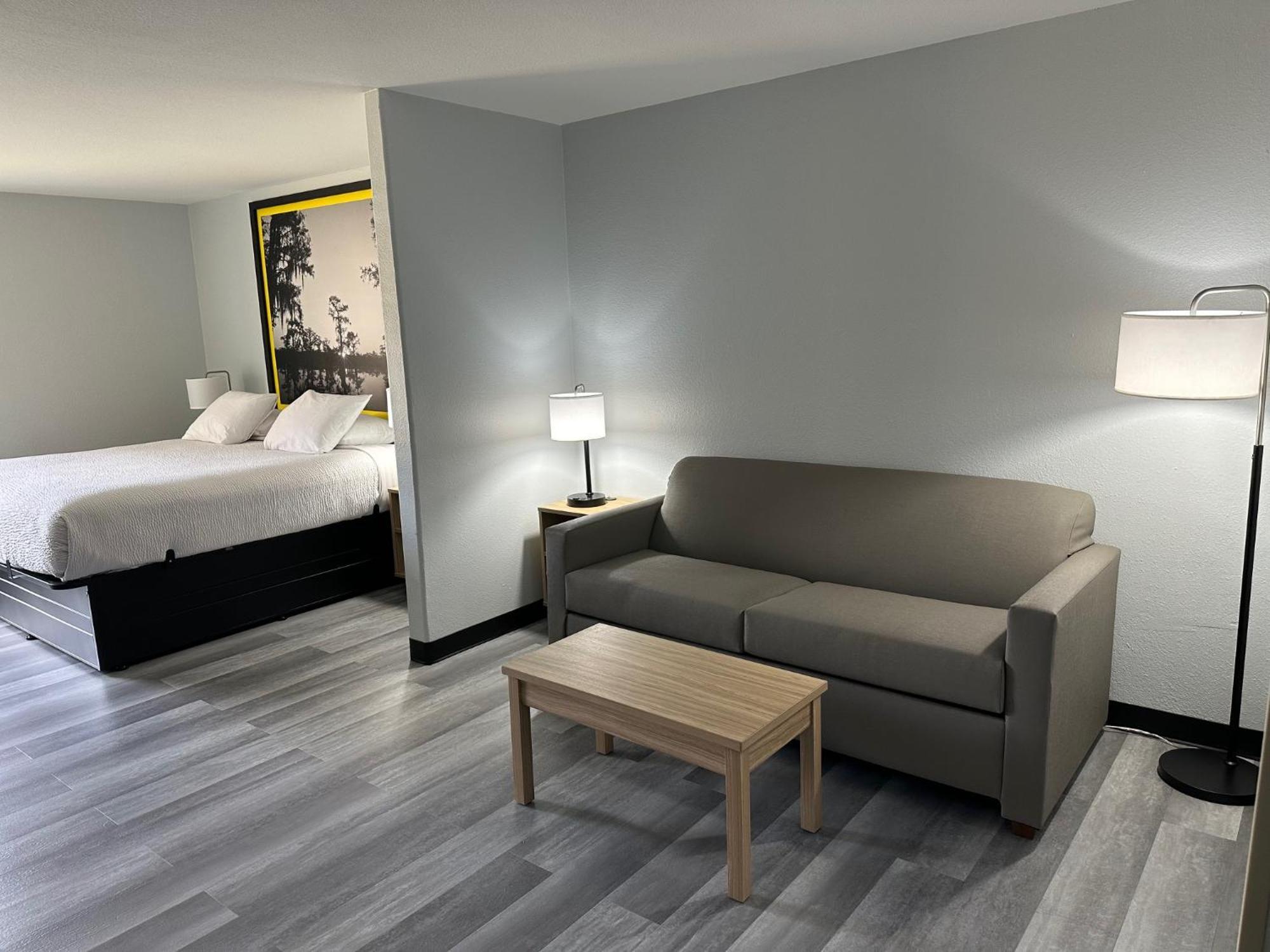 Super 8 By Wyndham Alexandria La Hotel Eksteriør billede